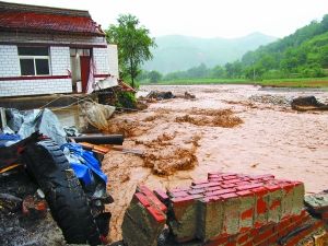 天水中东部局地暴雨引发山洪 部分村庄受灾