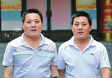 失散41年双胞胎兄弟因被朋友认错而重逢