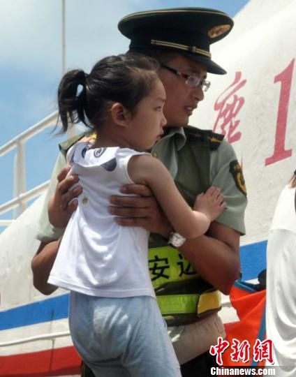 苏力袭来 温州边防紧急转移1600名海岛游客
