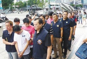 警方前天(10日)扫荡该分会14处堂口据点,逮捕会长陈文泰等17人.