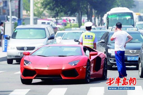 福特追尾价值六七百万兰博基尼 司机无车损险