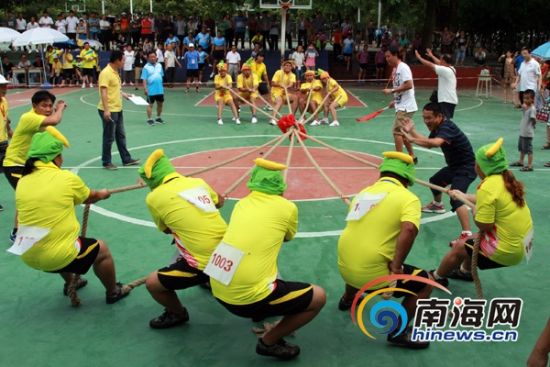 海南趣运会:香蕉PK辣椒!运动员带水果帽拔河