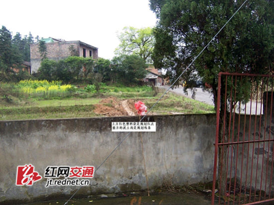 红色塑料袋处为安仁县羊脑至安平公路改造工程规划红点,橘红色线为