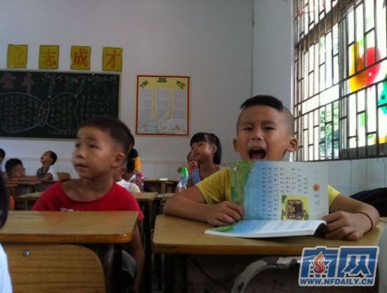 开学第一天:新生书声琅琅 家长窗外细看