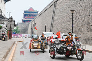 上海俩小伙骑偏斗摩托车重走丝路 市民游客驻