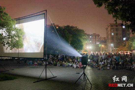 株洲石峰区公益电影进社区老百姓在家门口看电