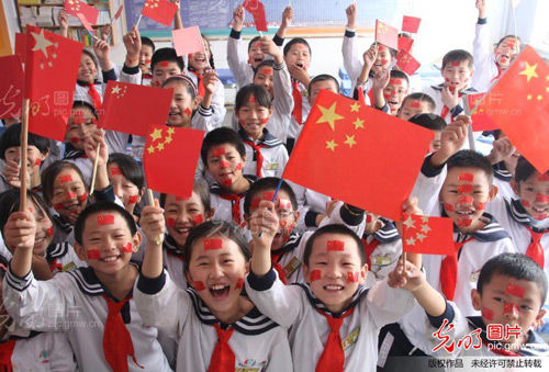 山东省滨州市博兴县第一小学学生自制国旗迎国庆