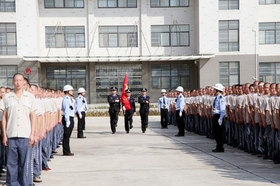 湖北省鄂东监狱组织服刑人员举行升国旗和宣誓