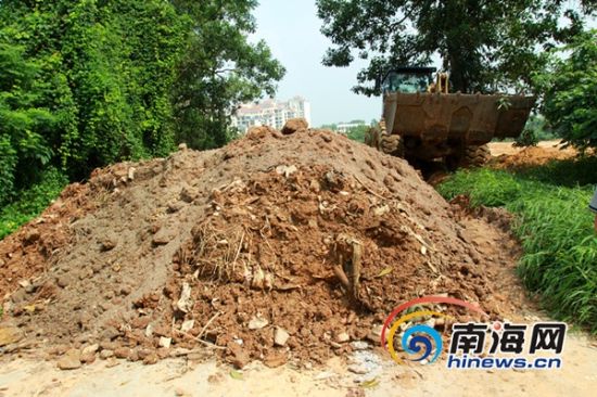琼海村民投诉开发商堆土堵路 回应:土地已拍卖