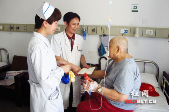 重阳节湖南省中医附一为老年病友送香囊送祝福