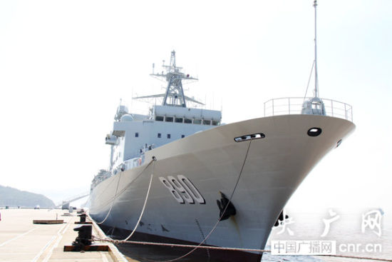 维吾尔族女兵操舵最大补给舰