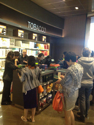 华人成洛杉矶机场免税店消费主力 做好功课扫