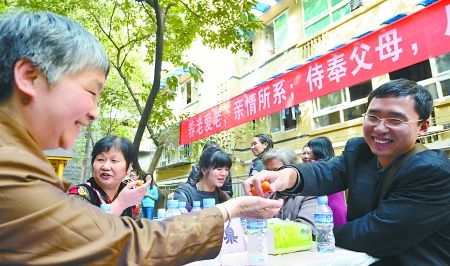 渝中社区工作日 听民意解民忧_新浪新闻