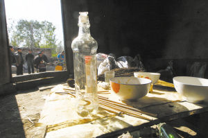 家中小饭桌上还能看见杨某当晚喝完酒的酒瓶.