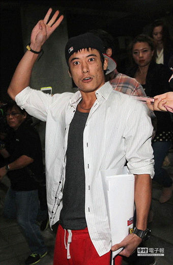 蒋介石曾孙沦为“啃妈族” 被疑砸千万躲兵役_新浪新闻