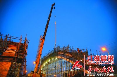 合肥当涂路大桥昨换第一只胳膊
