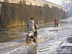 这两天也没下雨咋桥下的积水没脚踝