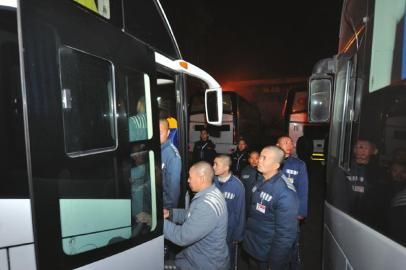 荷枪押解 600服刑人员大转移