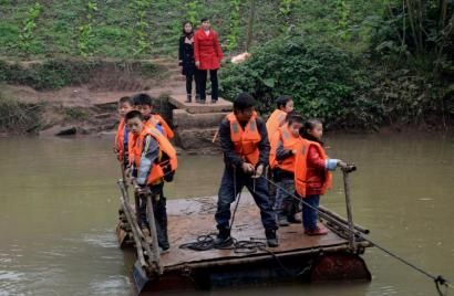 油桶筏子河中漂 义务送学生娃儿去上学