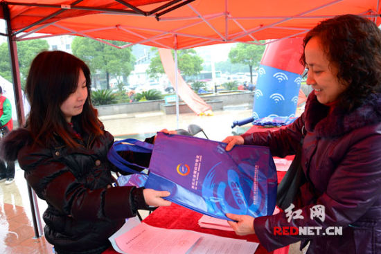 长沙雨花区启动第三次经济普查宣传 大爷大妈