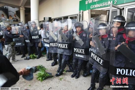 泰国反政府示威者投掷燃烧弹 曼谷沦为战场