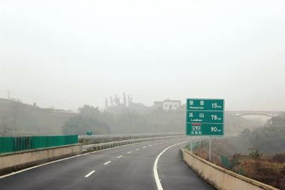乐自高速暂免费 出长山隧道弯道多
