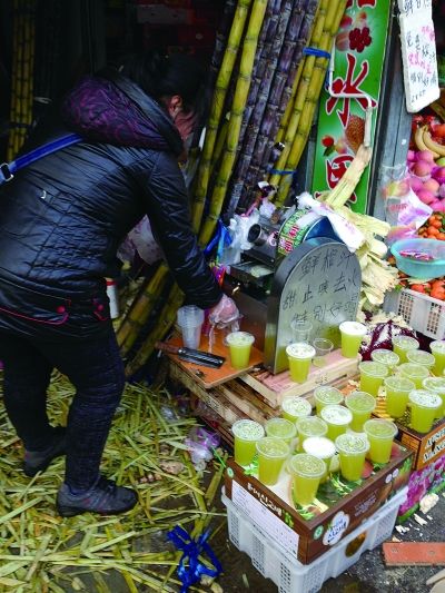 水果店的店员正在制作甘蔗汁贩卖 摄/法制晚报记者 李嵘法制晚报讯