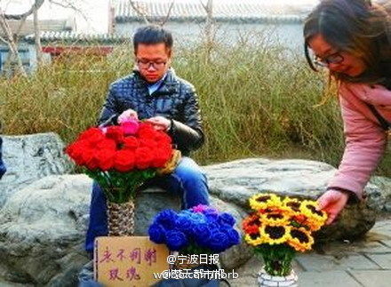 [奇闻汇]男大学生织毛线玫瑰赚钱 9岁女童夺种