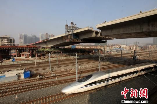 中国最重混凝土箱梁成功实现高空转体