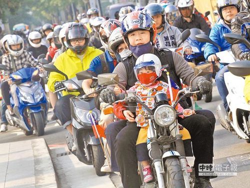 3千辆摩托车集结台湾大道 机车族高呼反禁摩