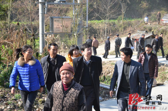 怀化市委常委,市委秘书长谢宏有一行深入靖州县藕团乡潭洞村走访