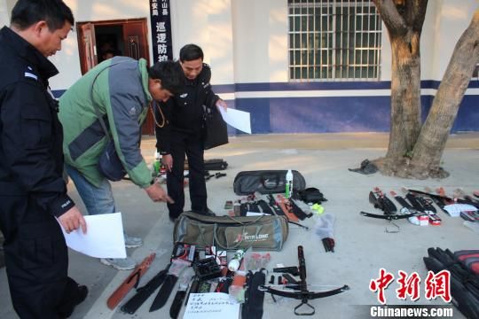 图为广西贺州市钟山县警方缴获的一批非法贩卖管制器械. 肖蕾 摄