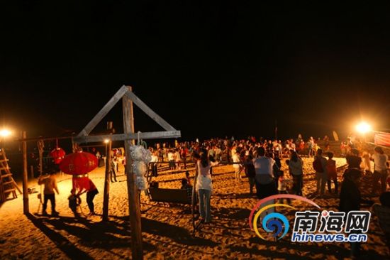 万宁日月湾沙滩篝火晚会气氛好 游客现场载歌