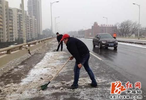 长沙开福区近万人开展扫雪除冰工作