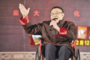 华商响网记者 刘海臣摄   单田芳弟子马长辉在启动仪式上登台献艺