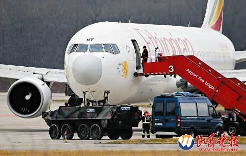 埃塞俄比亚飞行员劫持自家航班 乘客举双手走