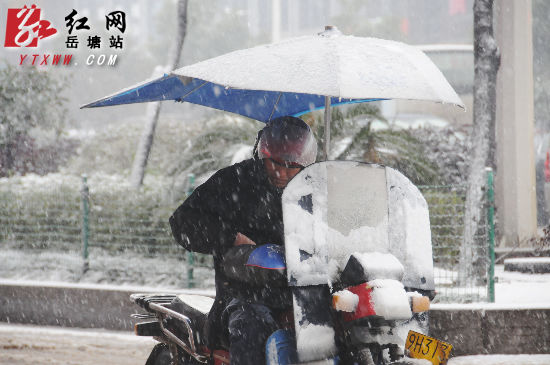 【雪中莲城众生相】大雪出行难 摩的价格见涨
