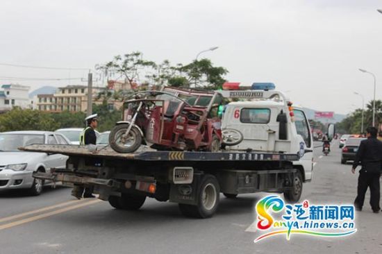 三亚:海榆东线发生交通事故 四车相撞一车翻入
