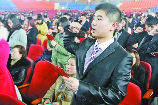 成年礼上 他们的礼物是一部宪法