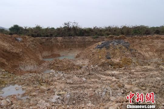 广东博罗县一农田承包者以挖鱼塘为名偷采瓷土被查