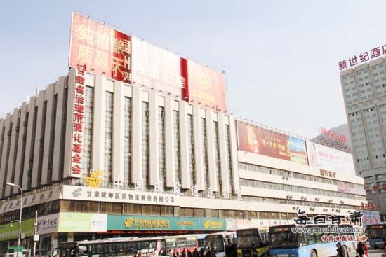 兰州:各大车站杂乱广告牌抹黑兰州门面