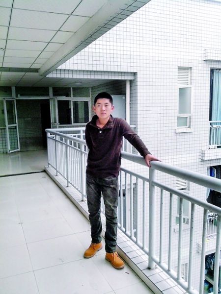 大二学生校内收废品 办起公司