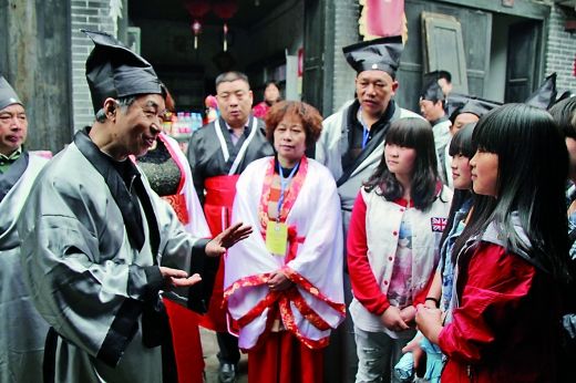 上万外地人涌进松溉古镇BR/宗祠祭祖、后裔祭孔、吃家族宴……