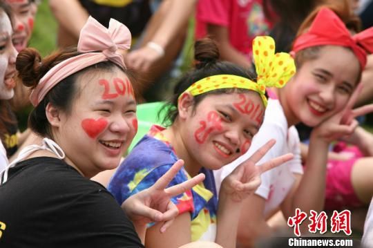 广西华侨学校泰国留学生欢度宋干节