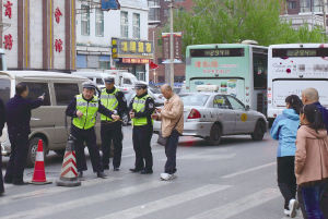 男孩人行道上过街被公交撞伤