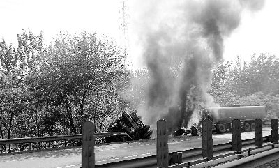 油罐车起火 堵了南六环 昨天下午马驹桥出口附