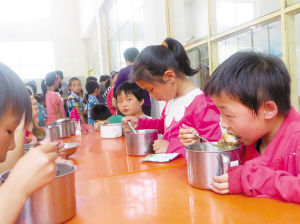 学生免费吃午餐 学校微博晒食谱