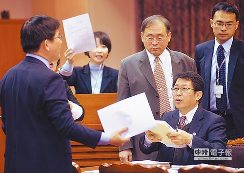 台报:台高官欲为政策拼名嘴 灭火?提油救火?