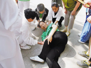 晨练扭伤腿 摔倒在地众人围上来 热心相帮