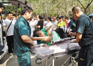 晨练扭伤腿 摔倒在地众人围上来 热心相帮